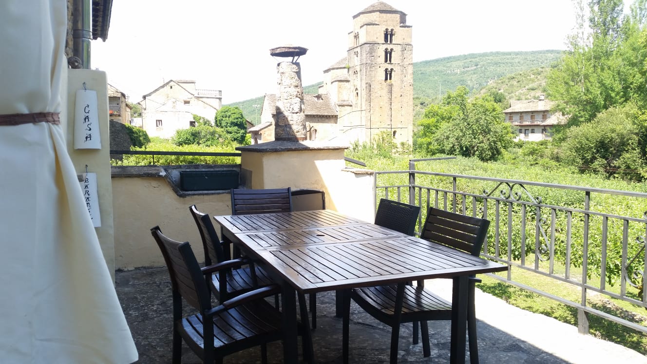 Vistas a la Iglesia de Santa María y su entorno